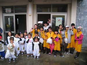 粟賀公民館前にて
